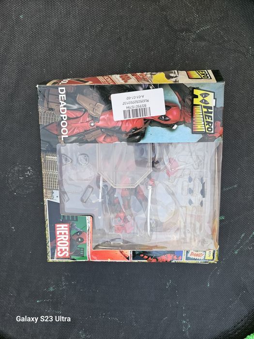 Vând figurina deadpool...