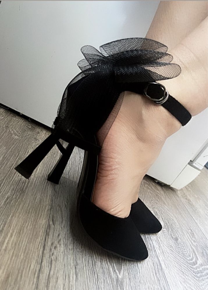 Черные туфли с бантиком сзади