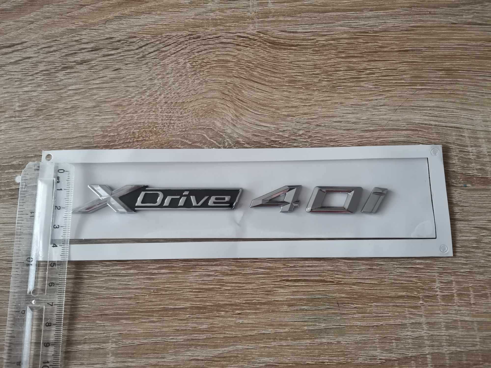 сребрист надпис BMW Xdrive 40i