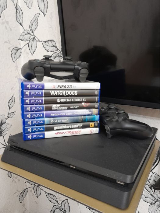 Продам PS4 Slim с играми