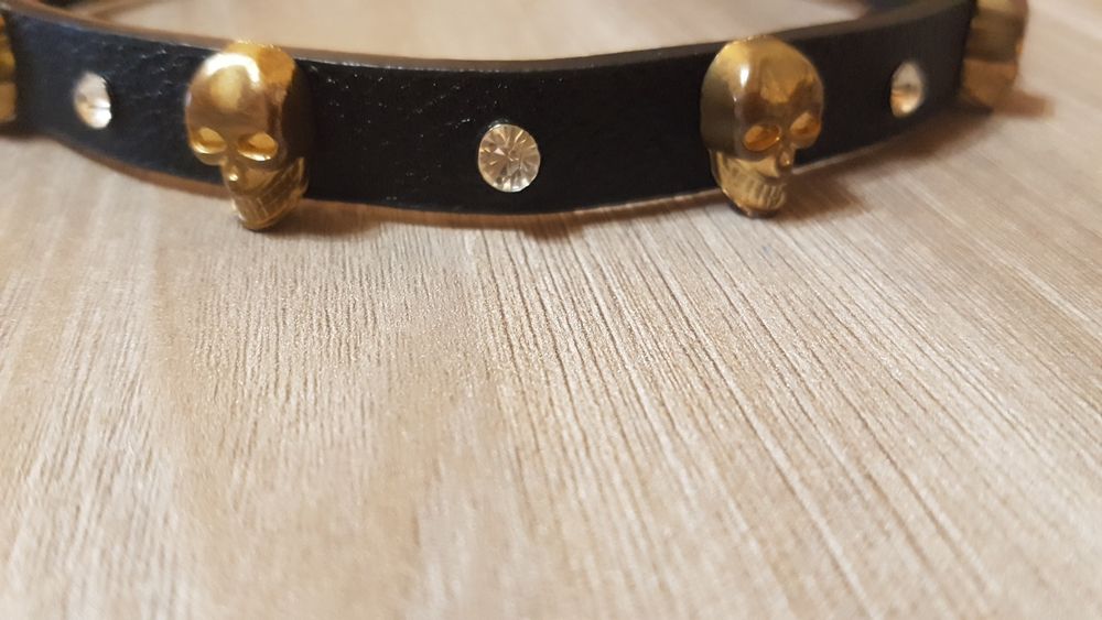 Colier tip choker din piele cu cranii și cristale