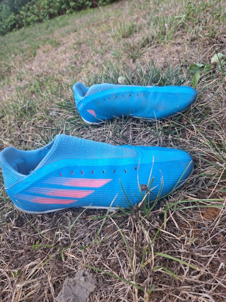 Vând 2 perechi de ghete pentru fotbal