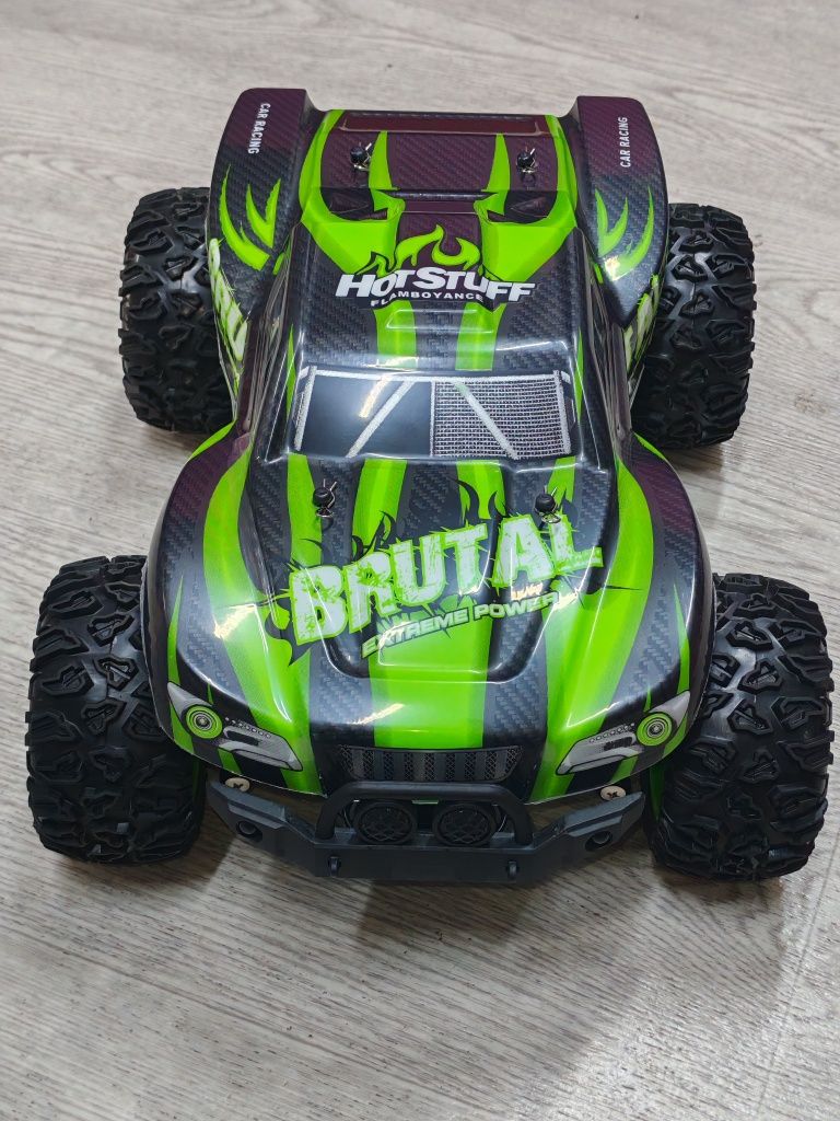Продаётся SNEAK rasing car. Машина радио управлением час 25км. 8+