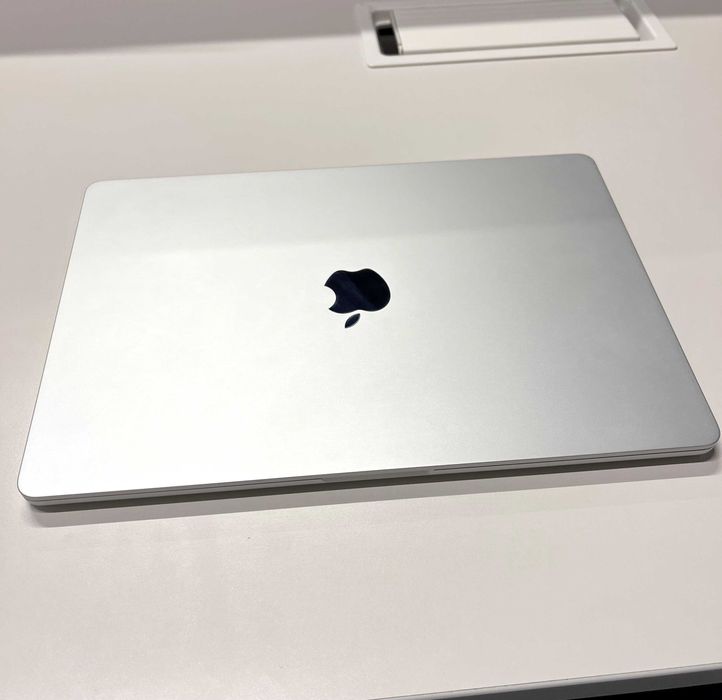 Продам MacBook Air 15 дюймов M3 2023 г. 16 гб ОЗУ, 256 SSD серебристый