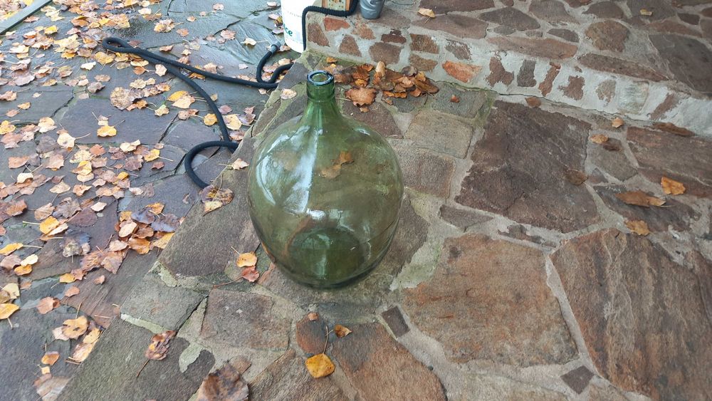 Стари дамаджани от дебело здраво стъкло