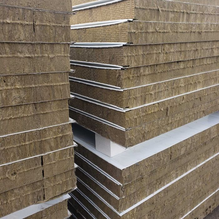 Mineral paxta (mineral vata) bilan issiqlangan sendvich panellar.