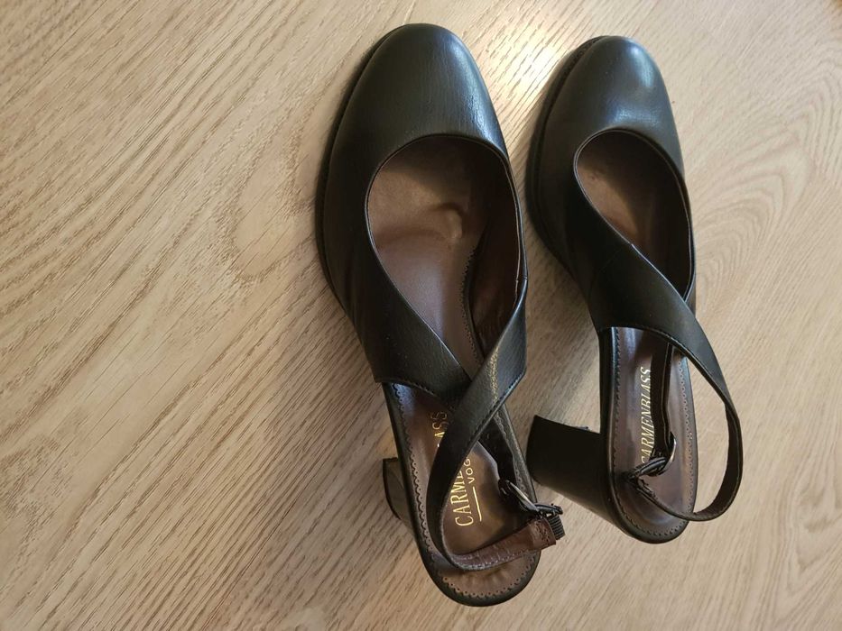 Продам босоножки недорого.