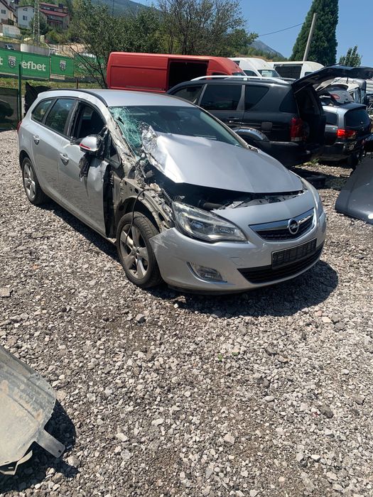 Opel Astra 1.4 turbo 2011г