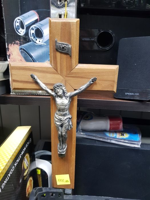 Най-различни модели кръстове купени са от Франция