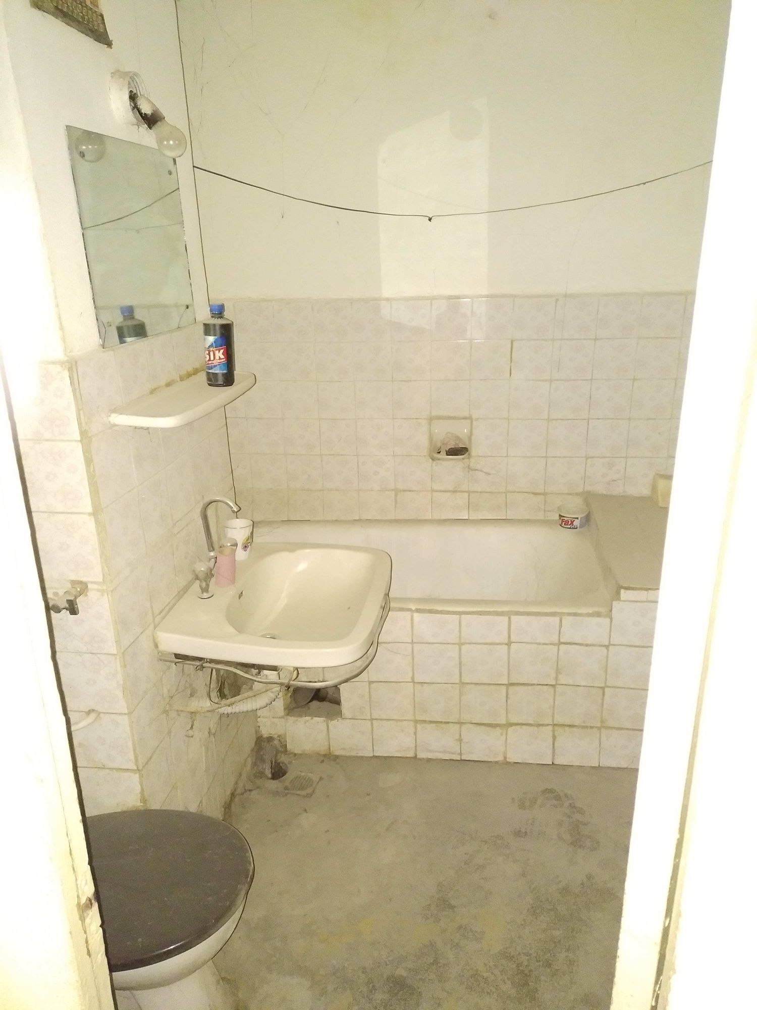 Vand apartament, centru, nerenovat!