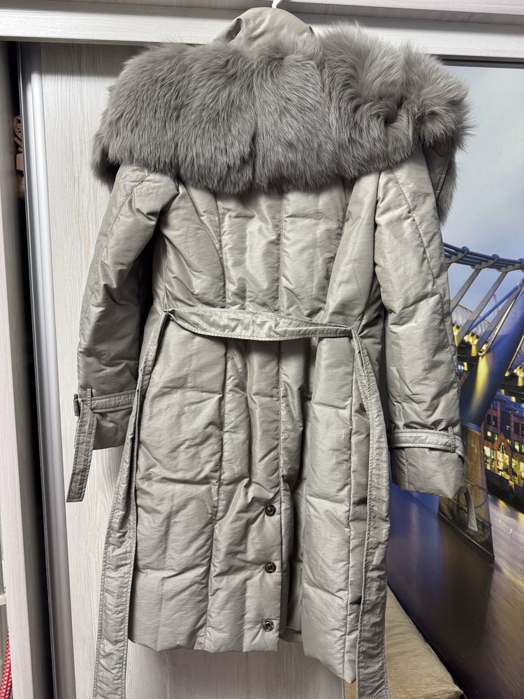 Продается шикарный привозной пуховик.