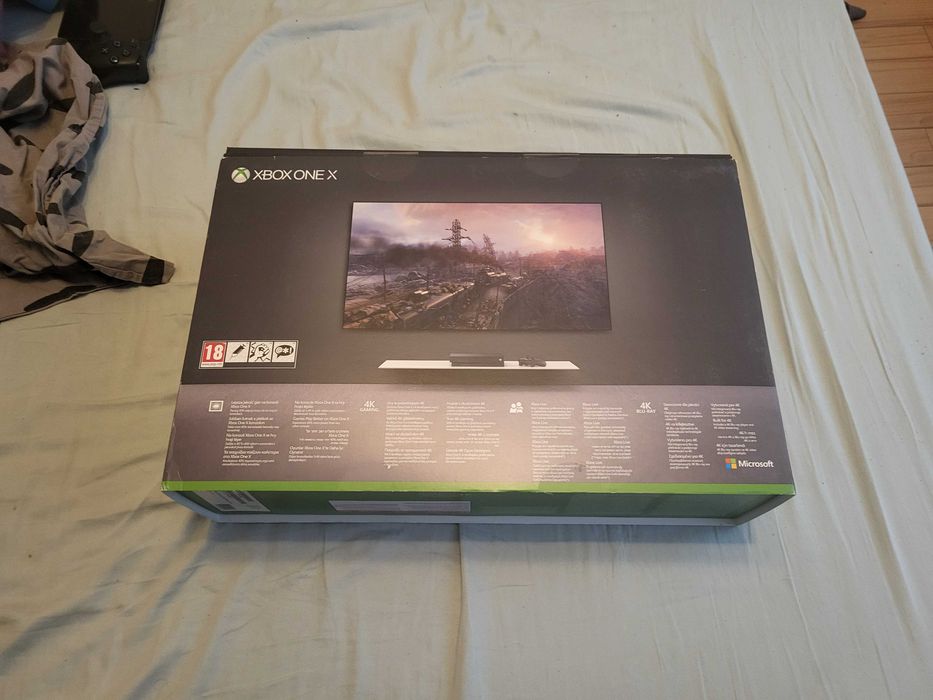 Xbox One X + 7 Игри 2 джойстика