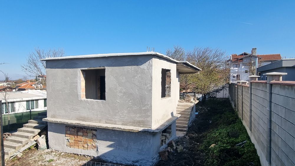 Продавам дворно място 558кв.м. с тухлена къща на 2 етажа