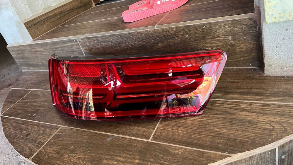 Stop spate / Tripla spate dreapta AUDI Q7 4m 2016-2020 Noua 4m0495094e