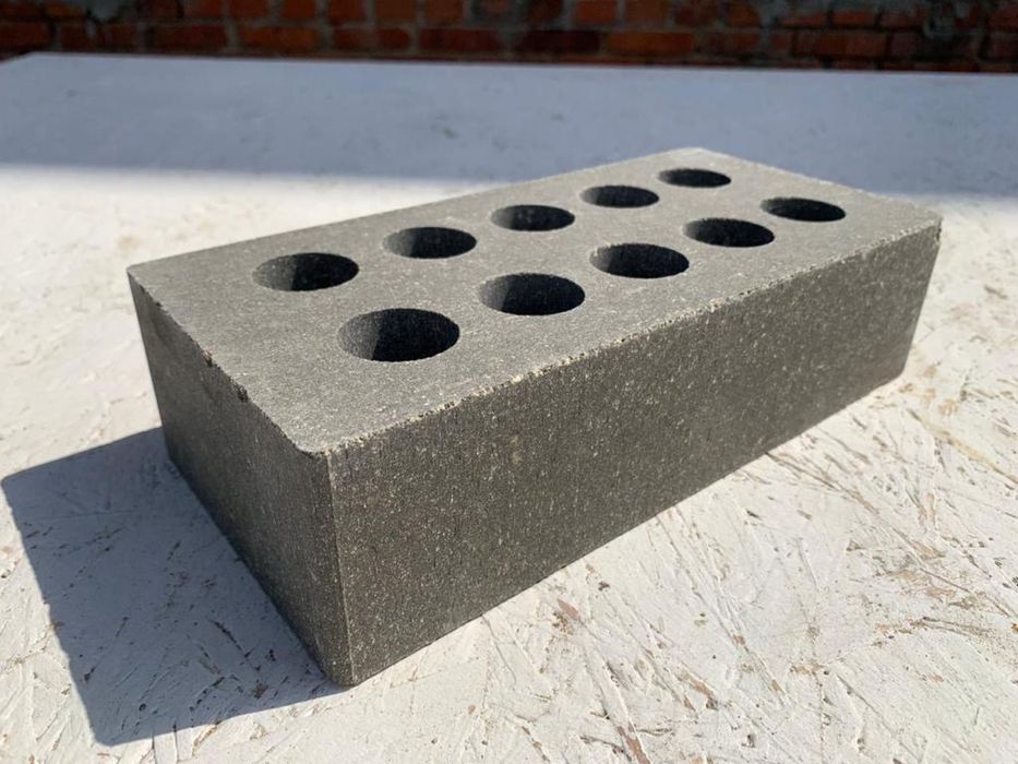 Продам Забытовычный кирпич срочно