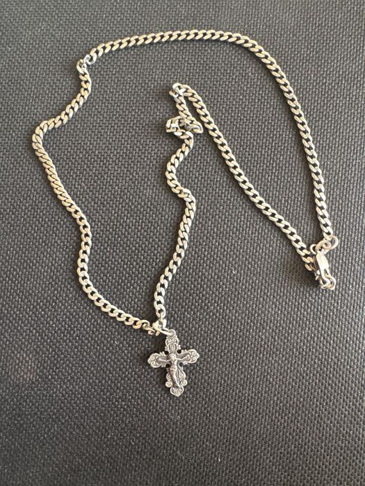 Серебрянная цепь с крестиком