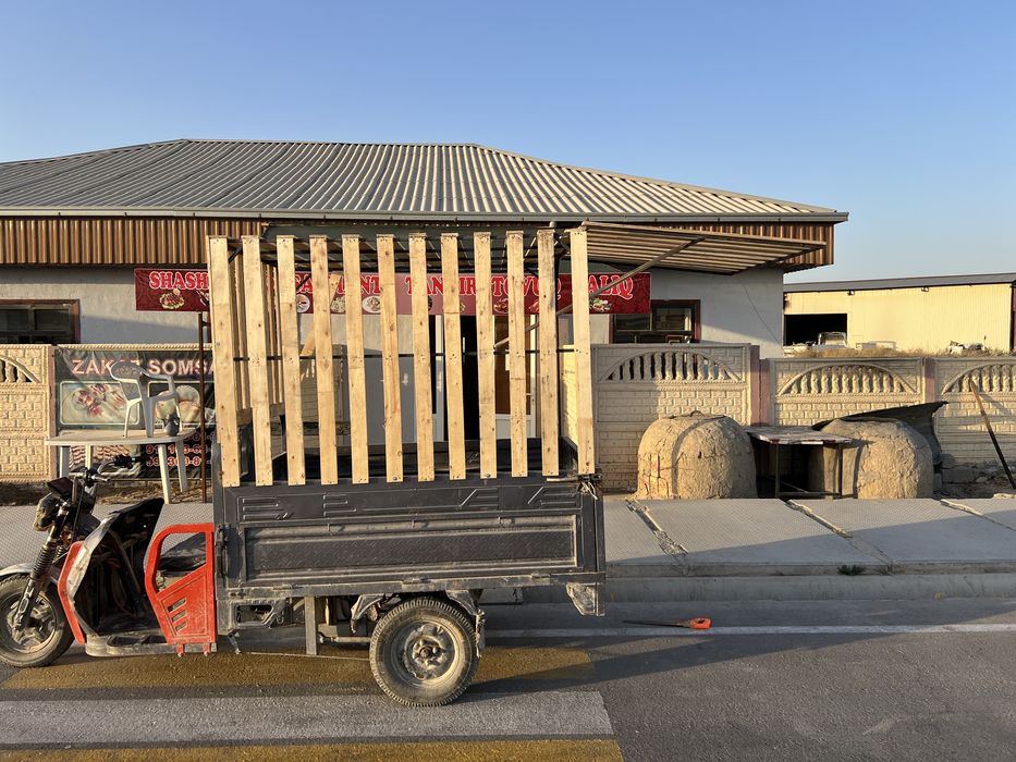 Tritsikill sotiladi savdo uchun mujalangan yonlari baner bilan yopilga