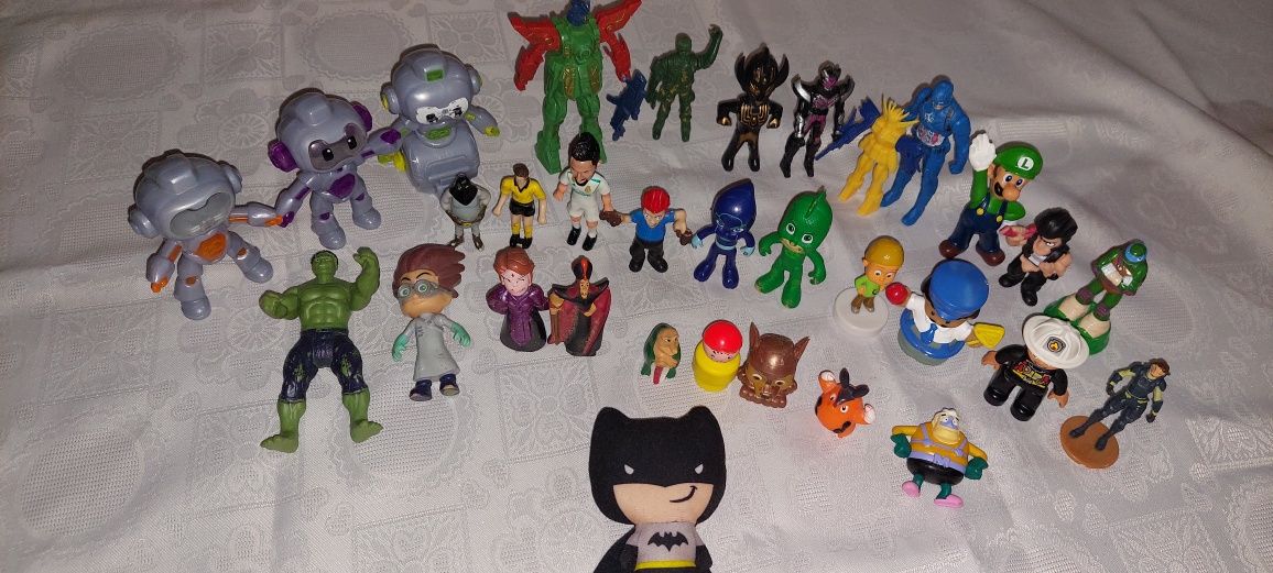 Lot figurine diverse personaje