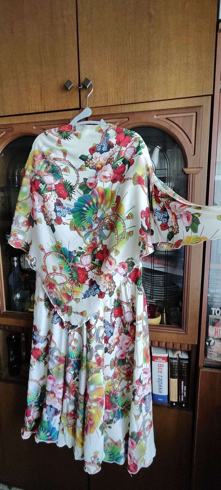 Платье летнее,празднично-выходное из индонезийской вискозы.Размер ~ 48