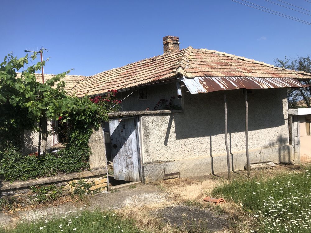 Къща с двор и градина