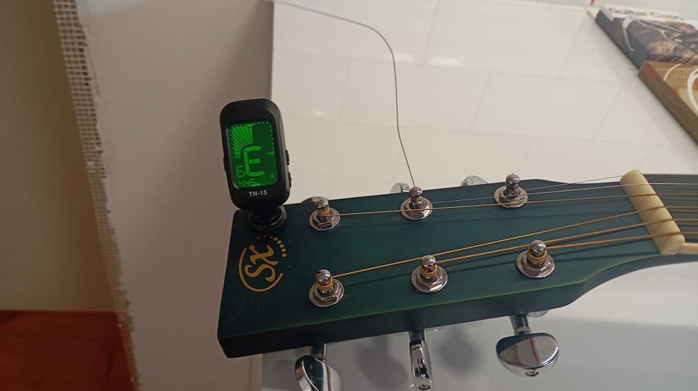 SX китара с допълнителни струни, клип тунер, капо и калъф за китара