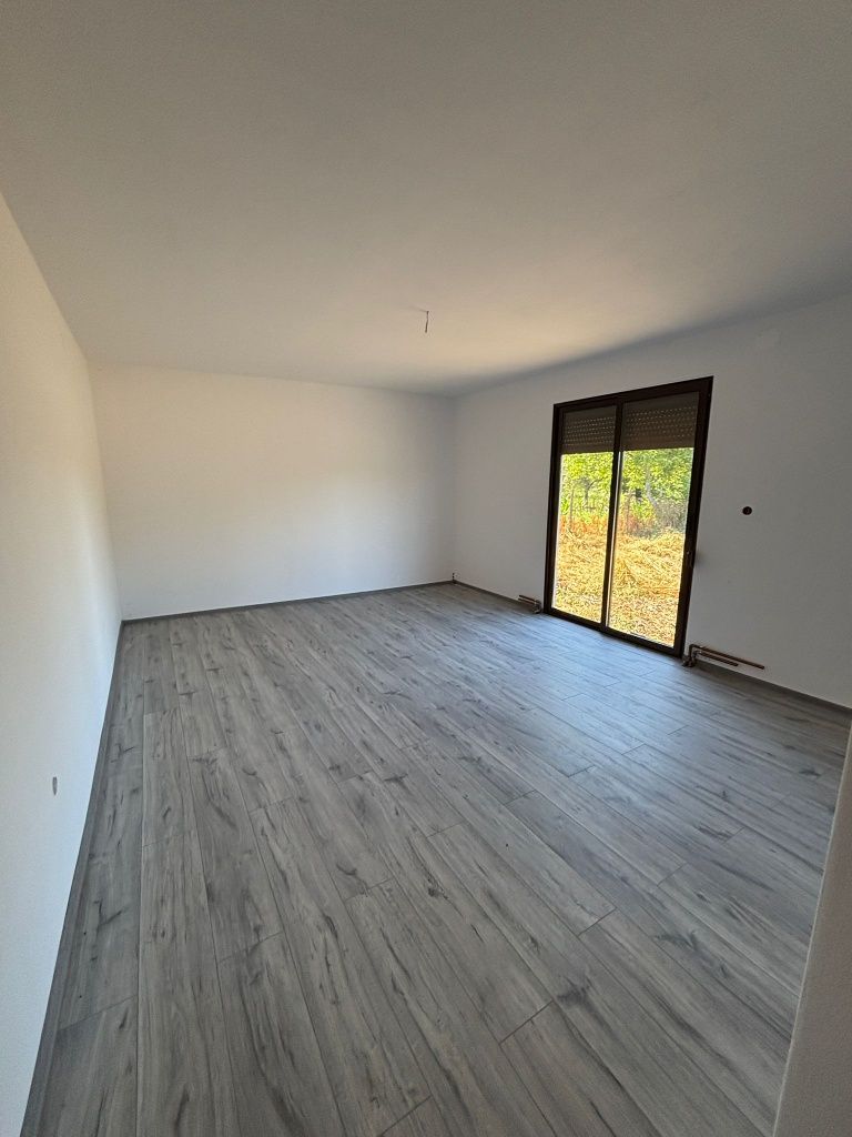 Vând casă recent construită