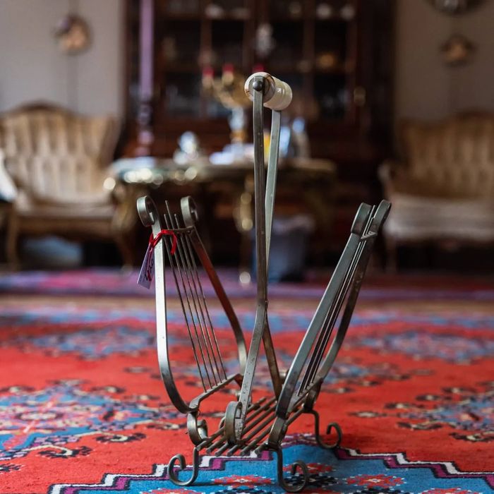 Suport pentru reviste în formă de liră