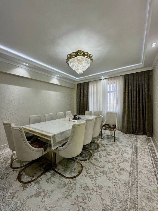 Комплект (стол и 12 стульев).