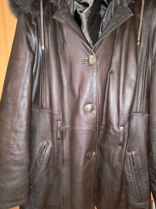 Продавам дамско кожено яке