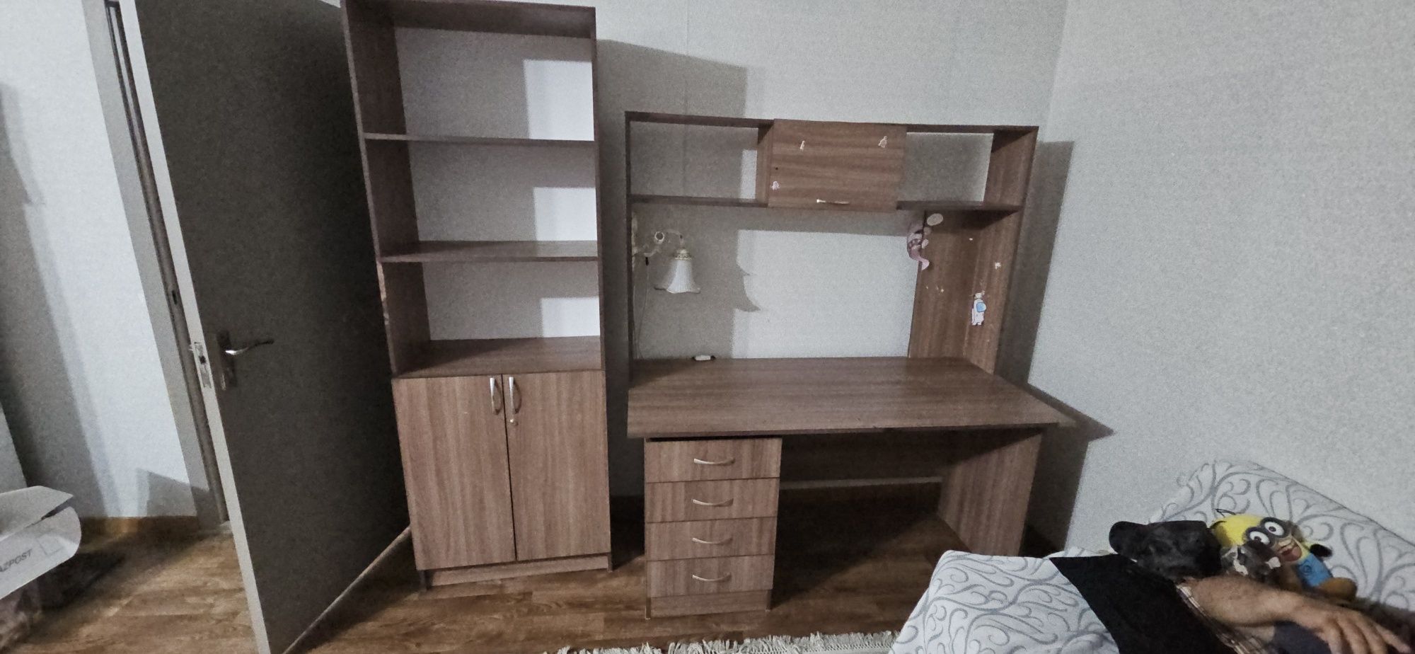 Шкаф и стол со светильником