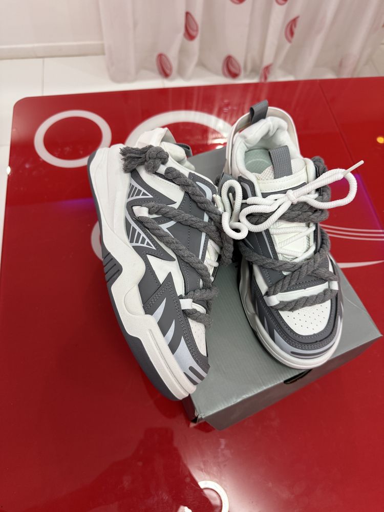 Vand Adidasi sneakers