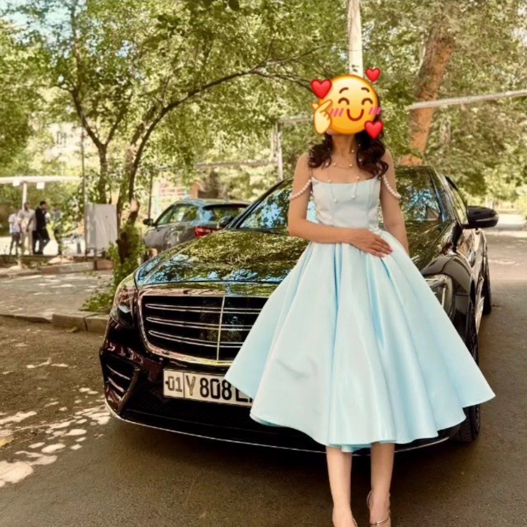 Нарядное атласное голубое платье с жемчужинами.