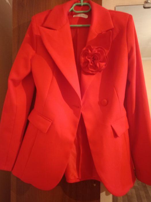 Красный костюм  одевала один раз