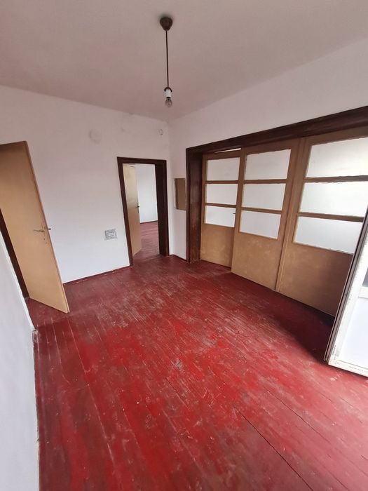 Продавам етаж от къща в Кюстендил Център