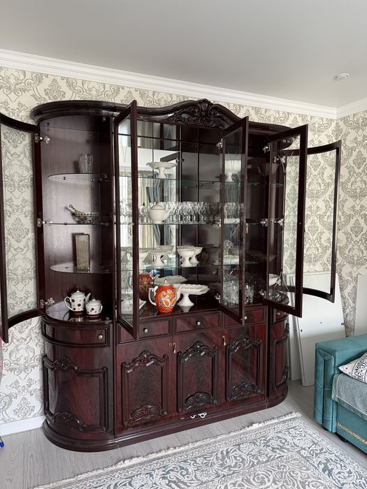 Сервант - ветрина для посуды