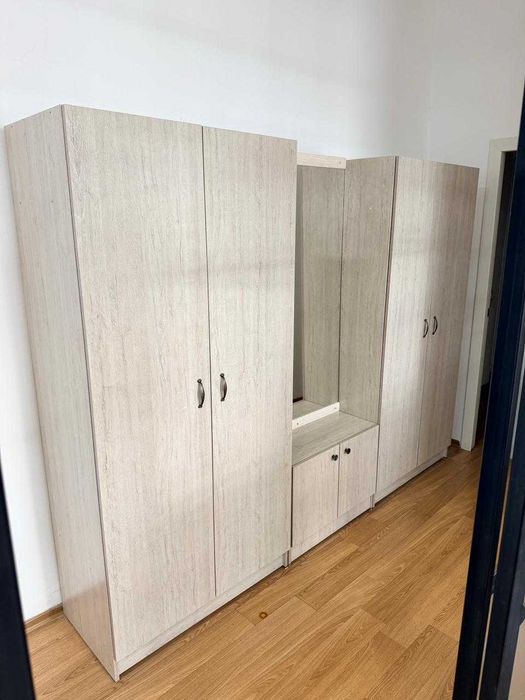 Продам шкаф- гардероб для офиса с зеркалом