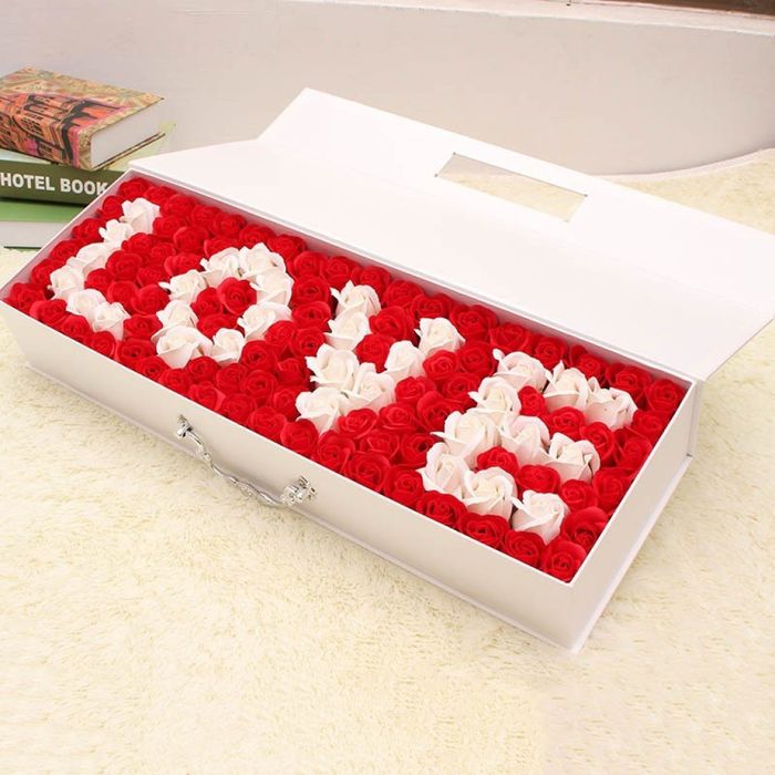 Голяма подаръчна кутия с вечни 520 рози - LOVE BUKET R±W