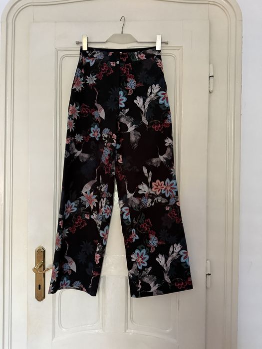 Pantaloni evazati cu imprimeu