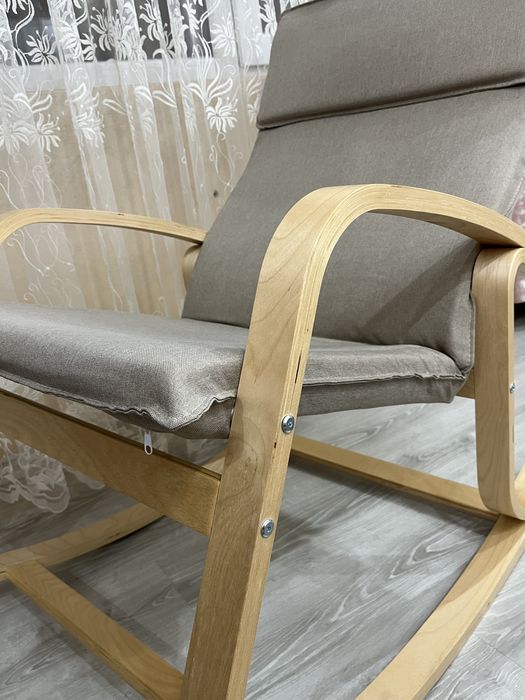 Люлеещ се стол с дървена рамка