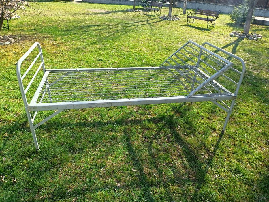 Pat de fier masiv și reglabil – rezistență și confort la super preț!