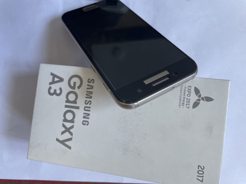 Продам Смартфон самсунг А3