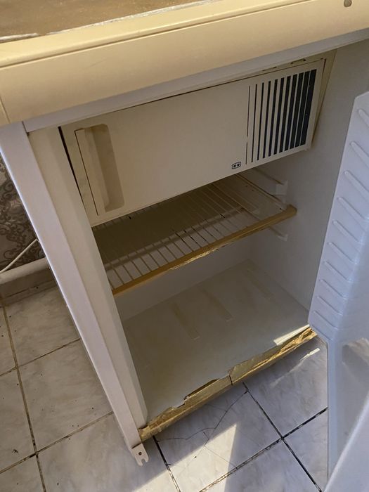 Холодилник жасап тұрған