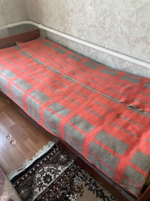 Продам 2 кровати полуторки с матрасом