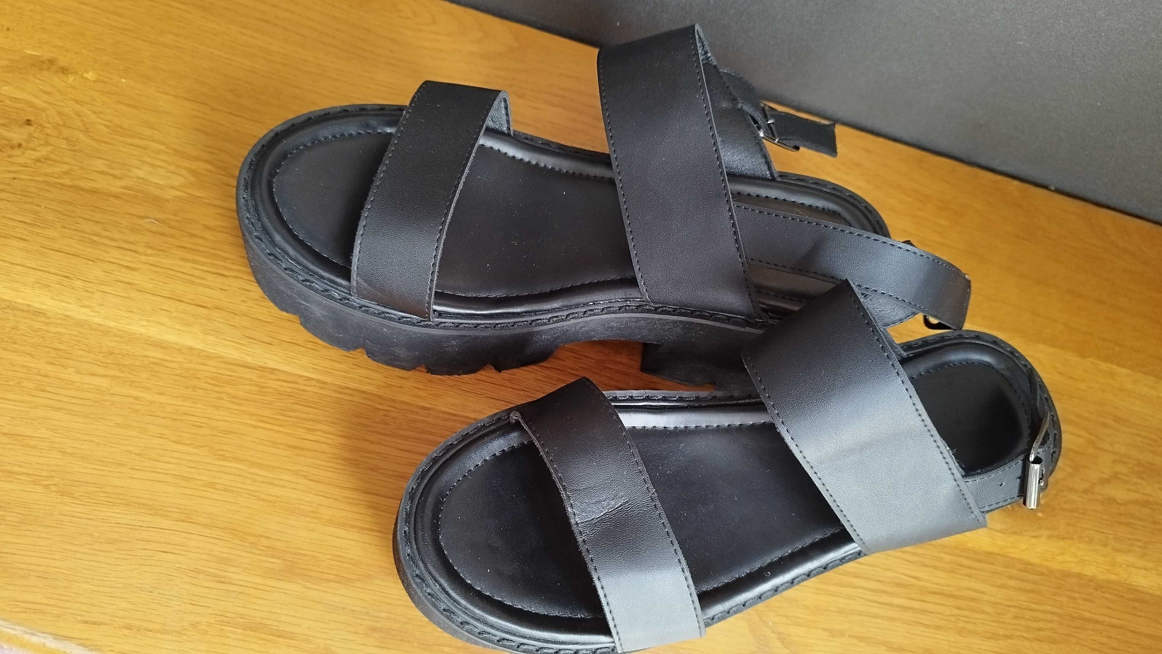 Нови черни сандали