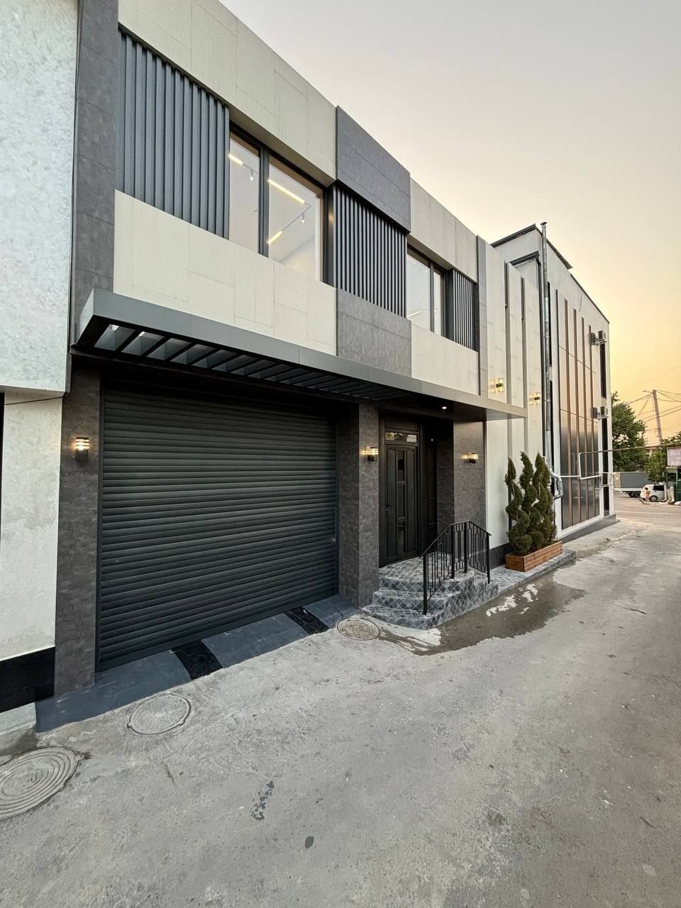Центр Луначарского ХайТэк 
Участок: 2 сотки
Площадь: 350 м²
Комнаты: 5