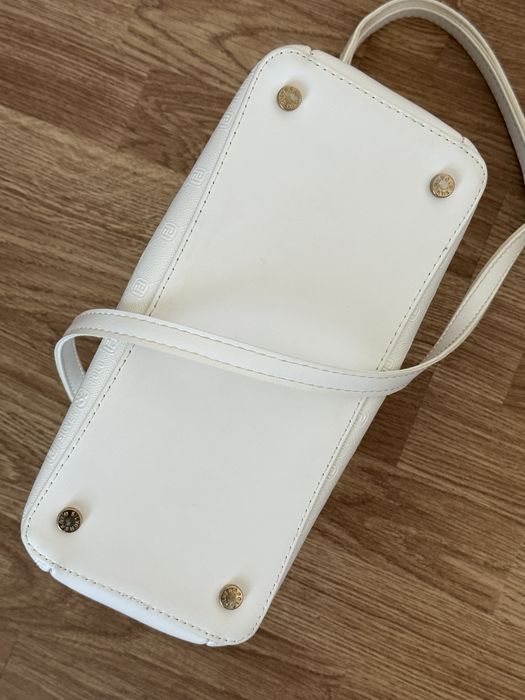 Бяла дамска чанта и кафява дамска чанта с дълга дръжка