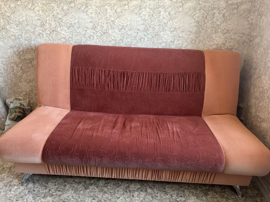 Диван - старый, остался в кв. от старых хозяев