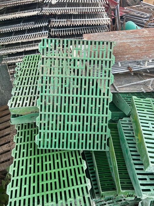 Vand gratare pentru Porci