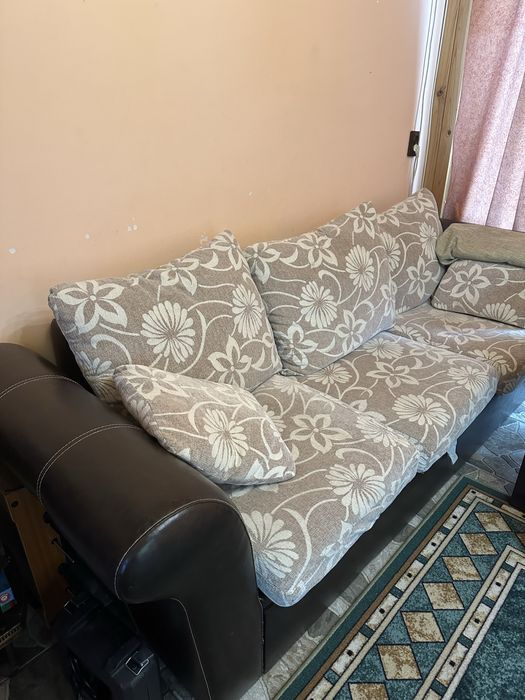 Продавам диван в добър вид