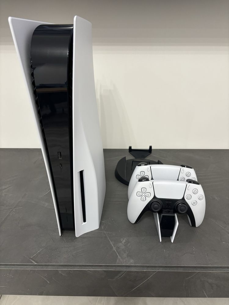 PS5 Playstation 5 с 2 контролера, слушалки и 5 игри